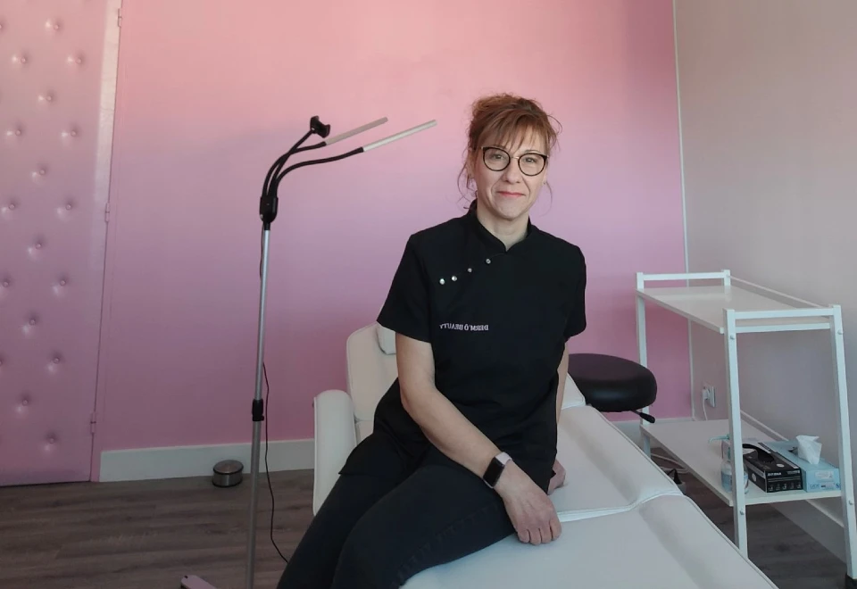 Karine Larquey dans son institut de beauté Derm'Ô Beauty