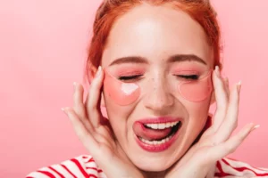 fille faisant des grimaces droles sur fond rose