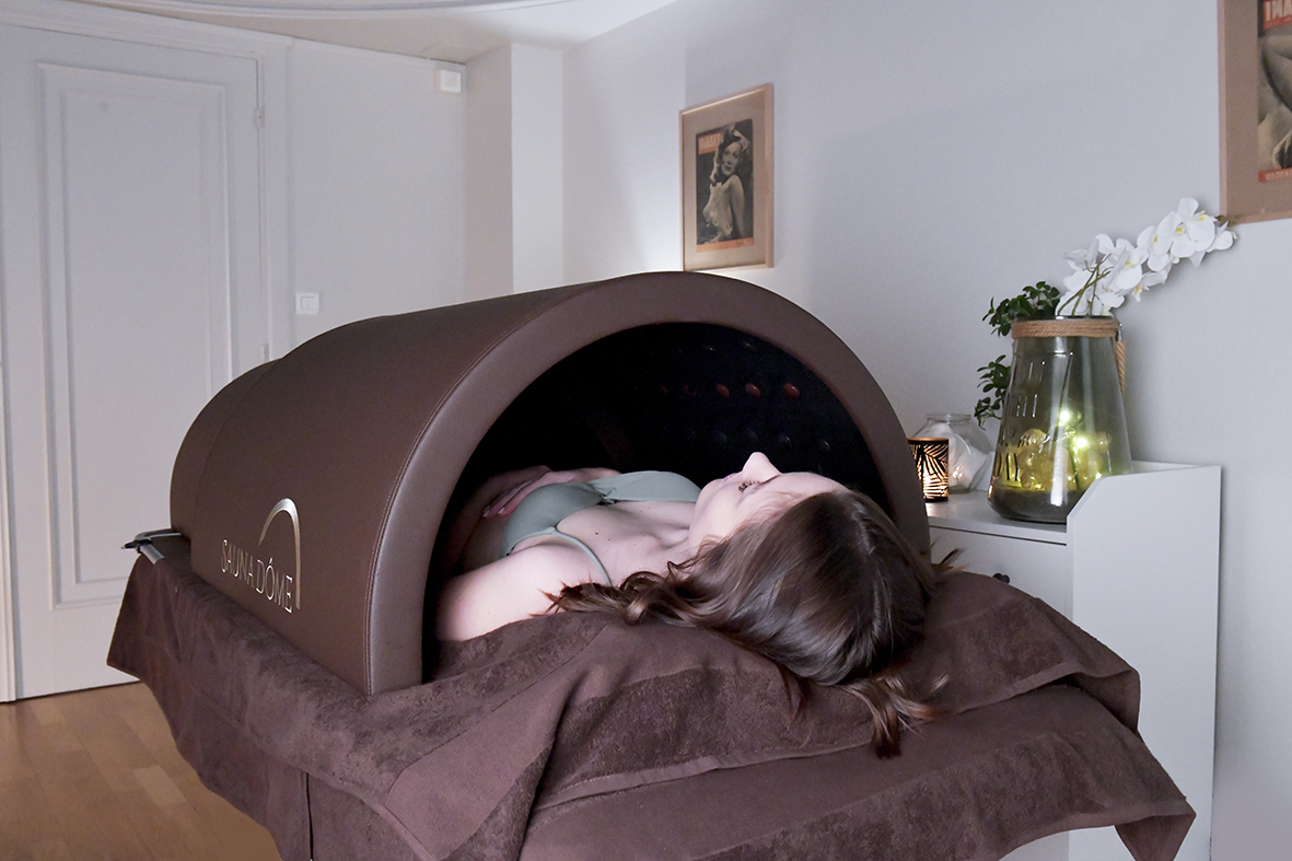 Sauna japonais avec une femme allongée dedans